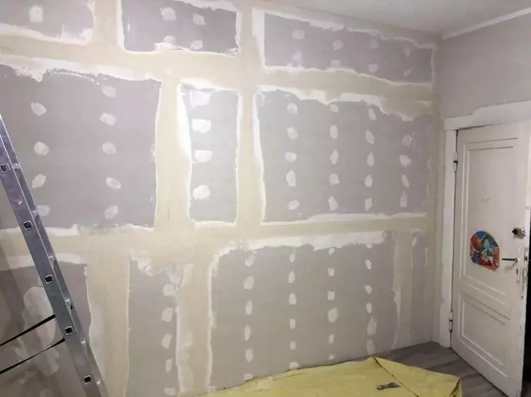 Ściana w niewykończonym pokoju